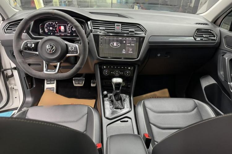 Used Volkswagen Tiguan L 2020 330TSI Automatic Two-Wheel Drive R-Line Flagship Version China VI Standard Interior 1