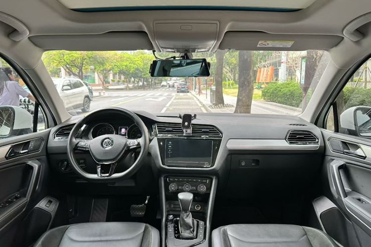Used Volkswagen Tiguan L 2020 330TSI Automatic Two-Wheel Drive Smart Luxury Edition China VI Standard Interior 1