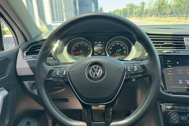 Used Volkswagen Tiguan L 2020 330TSI Automatic Two-Wheel Drive Smart Luxury Edition China VI Standard Interior 1