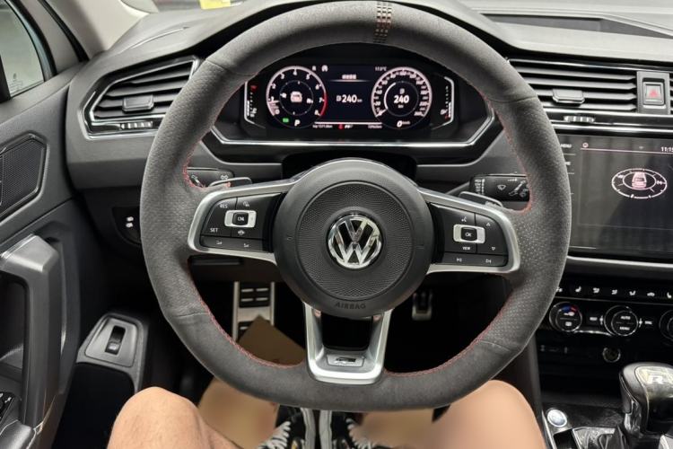 Used Volkswagen Tiguan L 2020 330TSI Automatic Two-Wheel Drive R-Line Flagship Version China VI Standard Interior 2