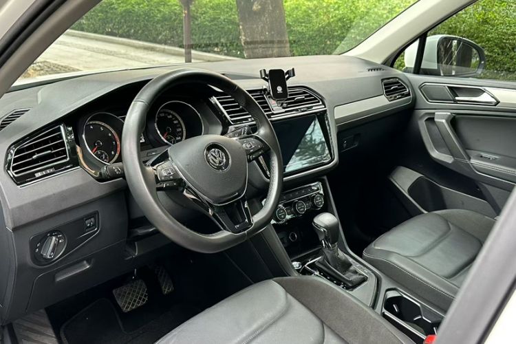 Used Volkswagen Tiguan L 2020 330TSI Automatic Two-Wheel Drive Smart Luxury Edition China VI Standard Interior 2