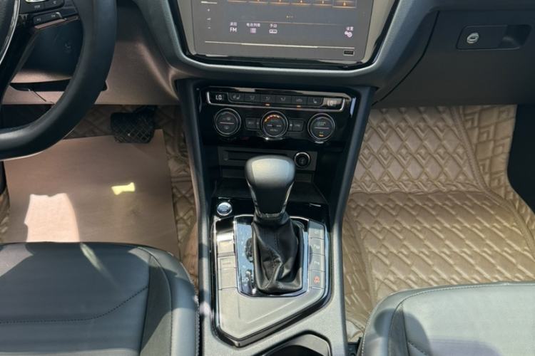 Used Volkswagen Tiguan L 2020 330TSI Automatic Two-Wheel Drive Smart Luxury Edition China VI Standard Interior 2