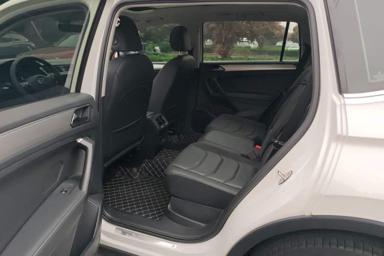 Used Volkswagen Tiguan L 2020 330TSI Automatic Two-Wheel Drive Smart Luxury Edition China VI Standard Interior 2