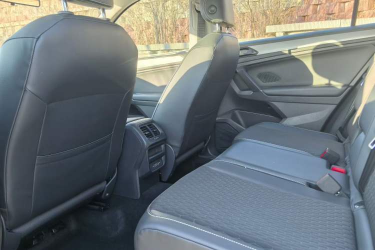 Used Volkswagen Tiguan L 2020 330TSI Automatic Two-Wheel Drive Luxury Edition China VI Standard Interior 3