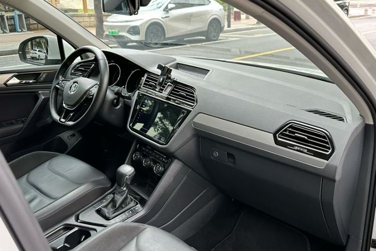 Used Volkswagen Tiguan L 2020 330TSI Automatic Two-Wheel Drive Smart Luxury Edition China VI Standard Interior 3