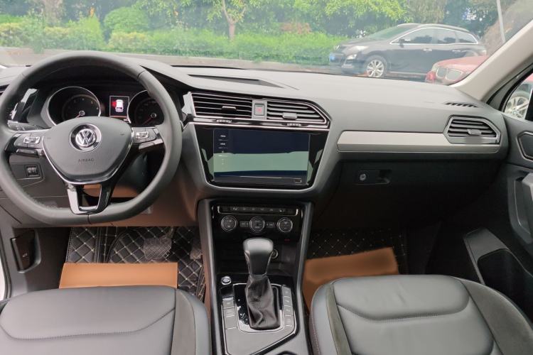 Used Volkswagen Tiguan L 2020 330TSI Automatic Two-Wheel Drive Smart Luxury Edition China VI Standard Interior 3