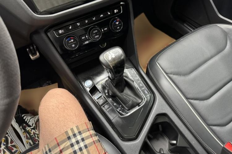 Used Volkswagen Tiguan L 2020 330TSI Automatic Two-Wheel Drive R-Line Flagship Version China VI Standard Interior 4