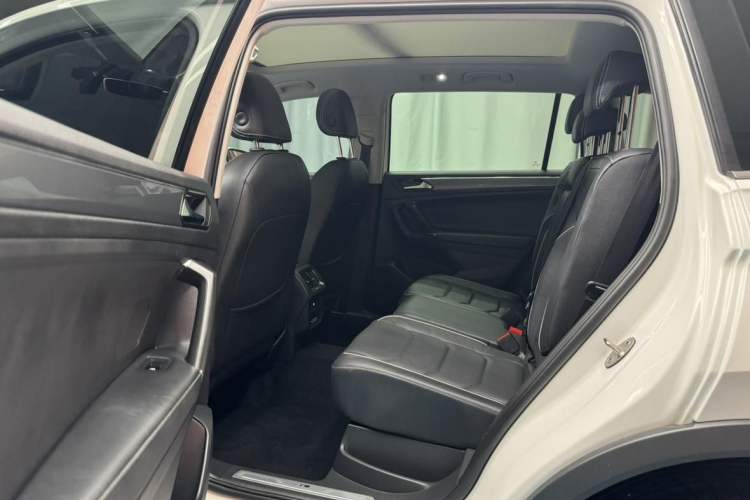 Used Volkswagen Tiguan L 2020 330TSI Automatic Two-Wheel Drive R-Line Flagship Version China VI Standard Interior 5