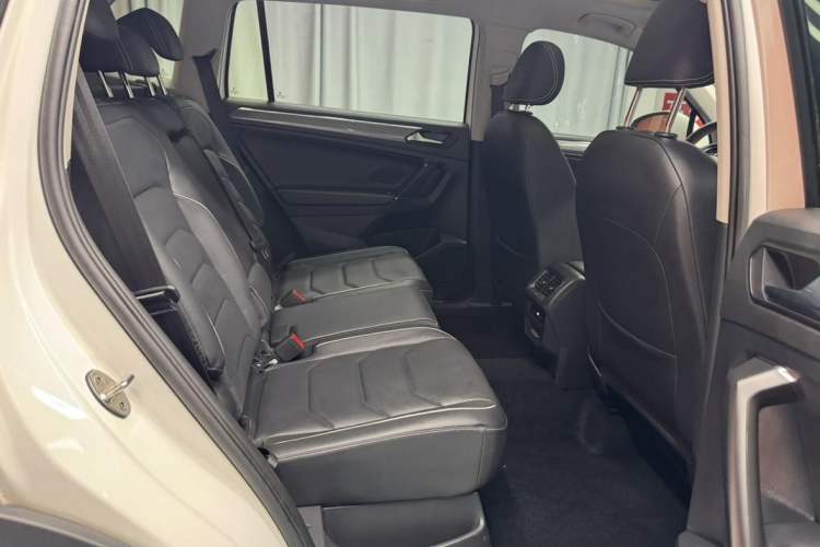 Used Volkswagen Tiguan L 2020 330TSI Automatic Two-Wheel Drive R-Line Flagship Version China VI Standard Interior 8