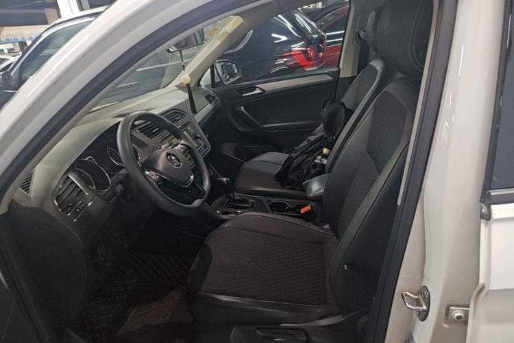 Used Volkswagen Tiguan L 2020 330TSI Automatic Two-Wheel Drive Luxury Edition China VI Standard Left Front Seat