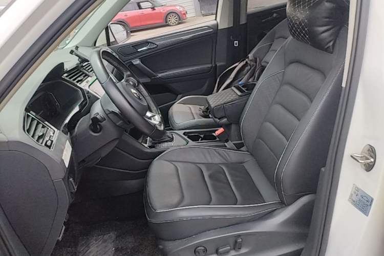 Used Volkswagen Tiguan L 2020 330TSI Automatic Two-Wheel Drive R-Line Flagship Version China VI Standard Left Front Seat
