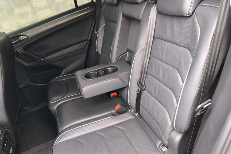 Used Volkswagen Tiguan L 2020 330TSI Automatic Two-Wheel Drive R-Line Flagship Version China VI Standard Left Rear Seat