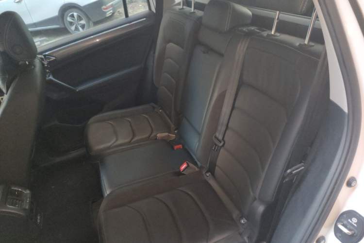 Used Volkswagen Tiguan L 2020 330TSI Automatic Two-Wheel Drive R-Line Flagship Version China VI Standard Left Rear Seat