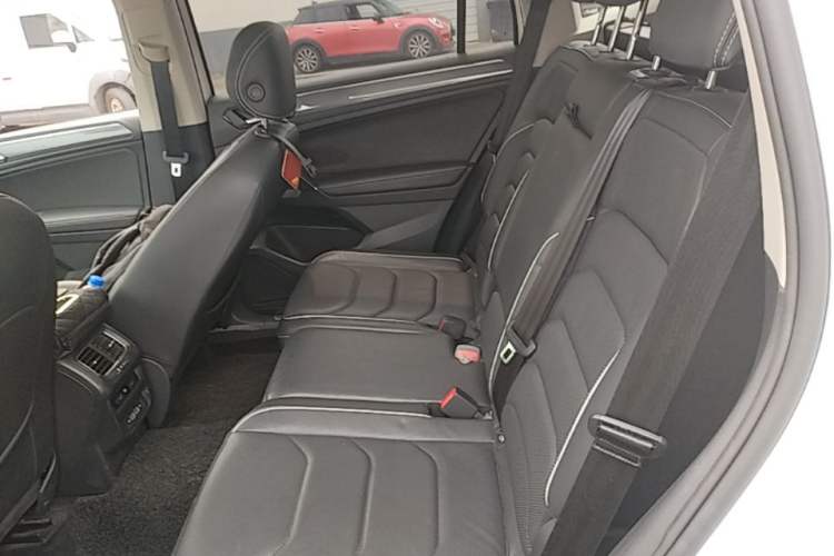 Used Volkswagen Tiguan L 2020 330TSI Automatic Two-Wheel Drive R-Line Flagship Version China VI Standard Left Rear Seat