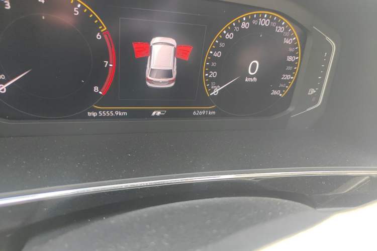 Used Volkswagen Tiguan L 2020 330TSI Automatic Two-Wheel Drive R-Line Flagship Version China VI Standard Odometer Close Up
