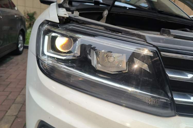 Used Volkswagen Tiguan L 2020 330TSI Automatic Two-Wheel Drive Panoramic Comfort Edition China VI Standard Right Front Headlight