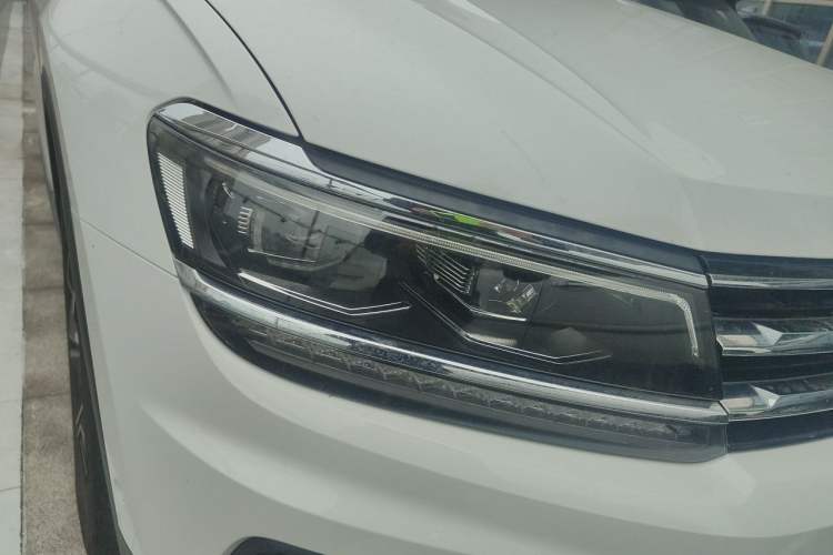 Used Volkswagen Tiguan L 2020 330TSI Automatic Two-Wheel Drive Smart Luxury Edition China VI Standard Right Front Headlight