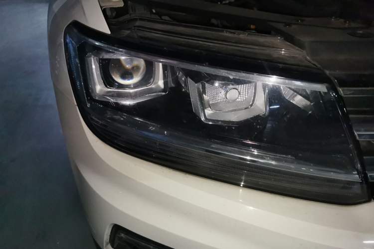 Used Volkswagen Tiguan L 2020 330TSI Automatic Two-Wheel Drive Smart Luxury Edition China VI Standard Right Front Headlight