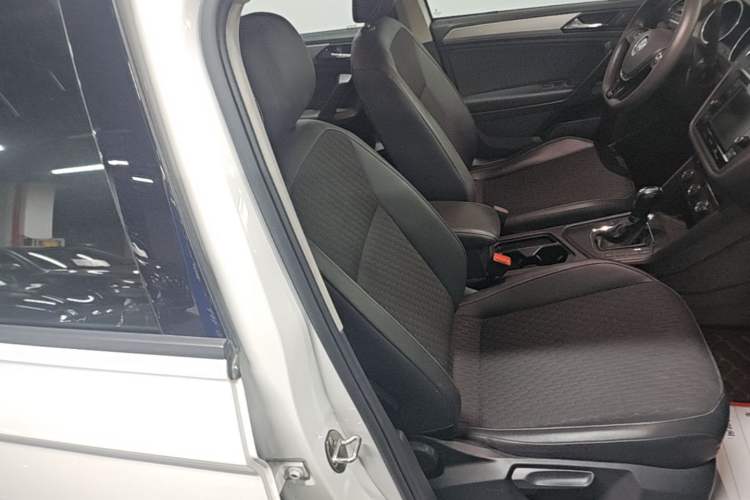 Used Volkswagen Tiguan L 2020 330TSI Automatic Two-Wheel Drive Luxury Edition China VI Standard Right Front Seat