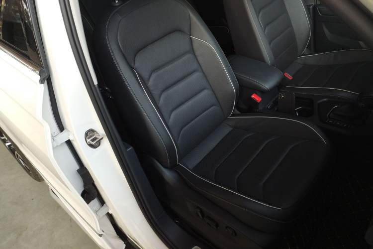 Used Volkswagen Tiguan L 2020 330TSI Automatic Two-Wheel Drive R-Line Flagship Version China VI Standard Right Front Seat