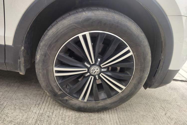 Used Volkswagen Tiguan L 2020 330TSI Automatic Two-Wheel Drive Panoramic Comfort Edition China VI Standard Right Front Wheel Hub
