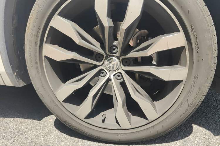 Used Volkswagen Tiguan L 2020 330TSI Automatic Two-Wheel Drive R-Line Flagship Version China VI Standard Right Front Wheel Hub