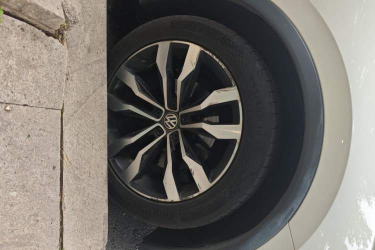 Used Volkswagen Tiguan L 2020 330TSI Automatic Two-Wheel Drive R-Line Flagship Version China VI Standard Right Front Wheel Hub