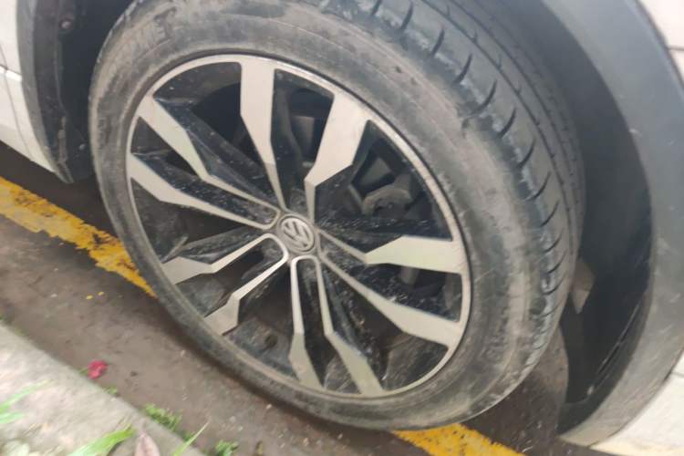 Used Volkswagen Tiguan L 2020 330TSI Automatic Two-Wheel Drive R-Line Flagship Version China VI Standard Right Front Wheel Hub