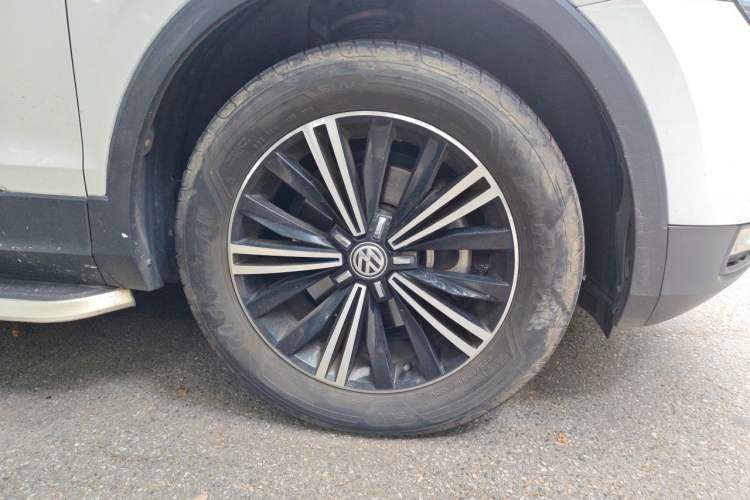 Used Volkswagen Tiguan L 2020 330TSI Automatic Two-Wheel Drive Panoramic Comfort Edition China VI Standard Right Front Wheel Hub