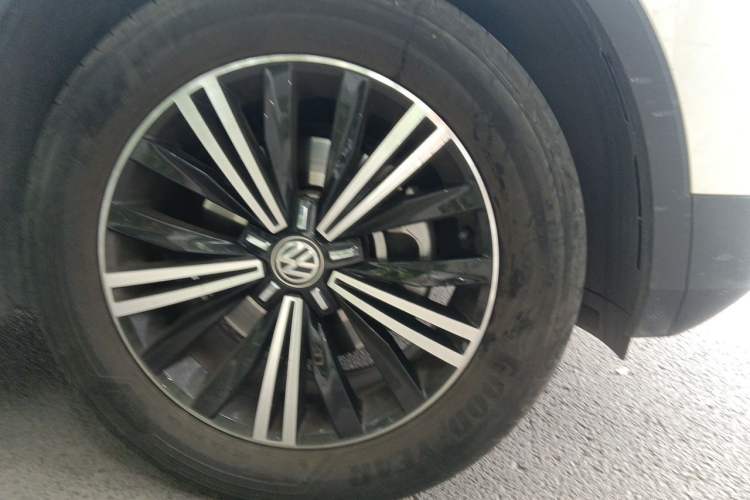 Used Volkswagen Tiguan L 2020 330TSI Automatic Two-Wheel Drive Luxury Edition China VI Standard Right Front Wheel Hub