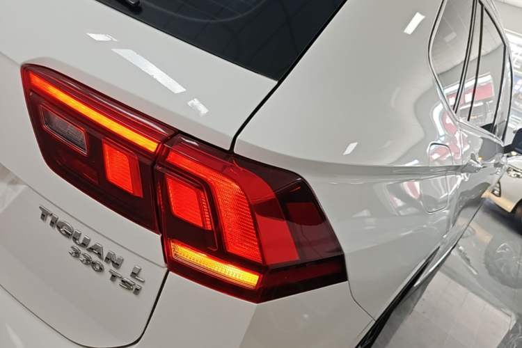Used Volkswagen Tiguan L 2020 330TSI Automatic Two-Wheel Drive Smart Luxury Edition China VI Standard Right Rear Taillight