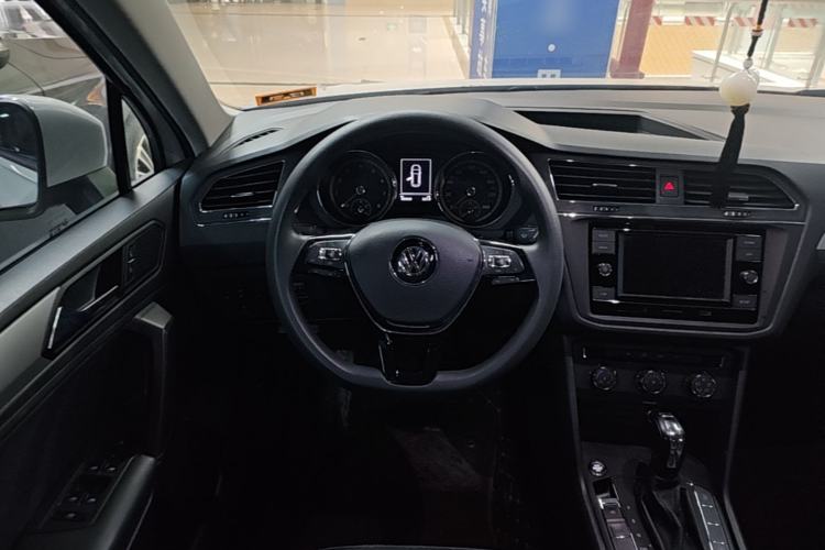 Used Volkswagen Tiguan L 2020 330TSI Automatic Two-Wheel Drive Luxury Edition China VI Standard Steering Wheel