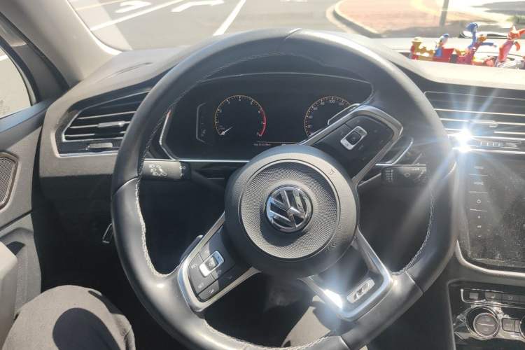 Used Volkswagen Tiguan L 2020 330TSI Automatic Two-Wheel Drive R-Line Flagship Version China VI Standard Steering Wheel