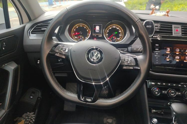 Used Volkswagen Tiguan L 2020 330TSI Automatic Two-Wheel Drive Smart Luxury Edition China VI Standard Steering Wheel