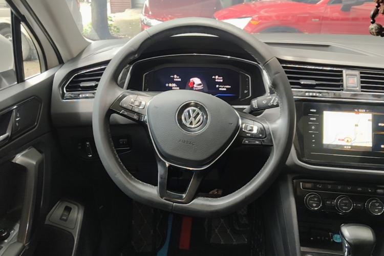 Used Volkswagen Tiguan L 2020 330TSI Automatic Two-Wheel Drive Smart Luxury Edition China VI Standard Steering Wheel