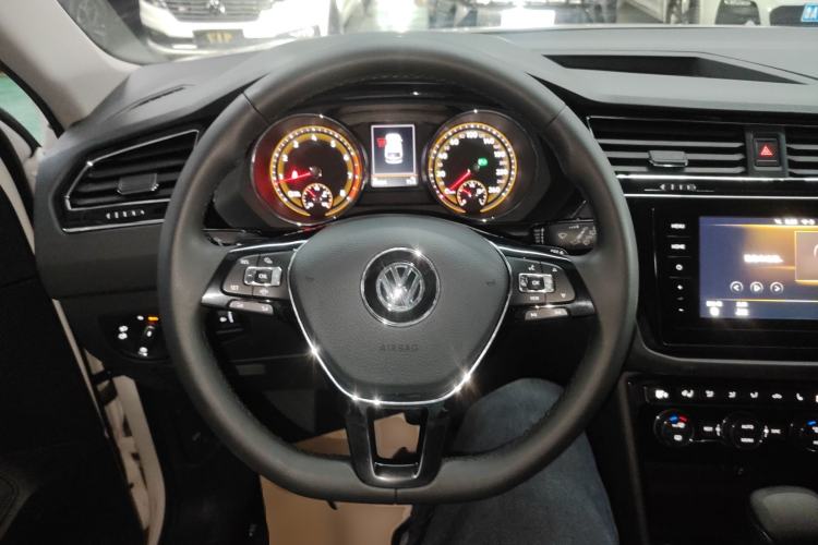 Used Volkswagen Tiguan L 2020 330TSI Automatic Two-Wheel Drive Smart Luxury Edition China VI Standard Steering Wheel