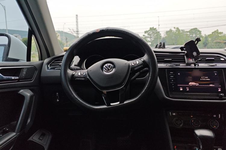 Used Volkswagen Tiguan L 2020 330TSI Automatic Two-Wheel Drive Smart Luxury Edition China VI Standard Steering Wheel