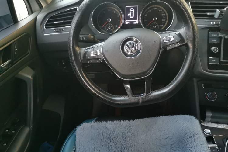 Used Volkswagen Tiguan L 2020 330TSI Automatic Two-Wheel Drive Luxury Edition China VI Standard Steering Wheel