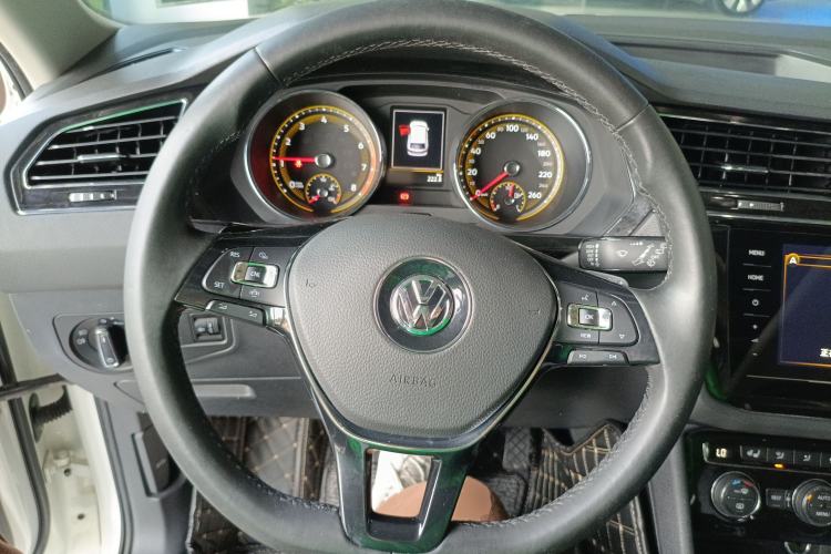 Used Volkswagen Tiguan L 2020 330TSI Automatic Two-Wheel Drive Smart Luxury Edition China VI Standard Steering Wheel