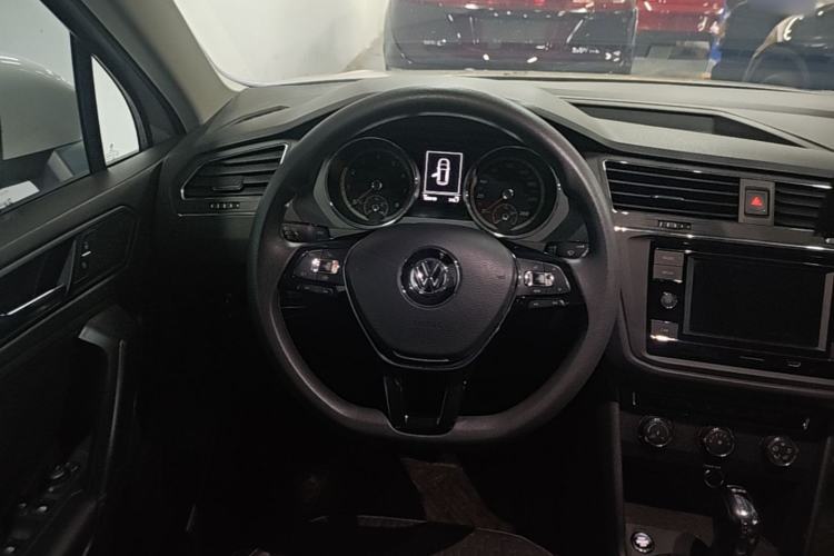 Used Volkswagen Tiguan L 2020 330TSI Automatic Two-Wheel Drive Luxury Edition China VI Standard Steering Wheel