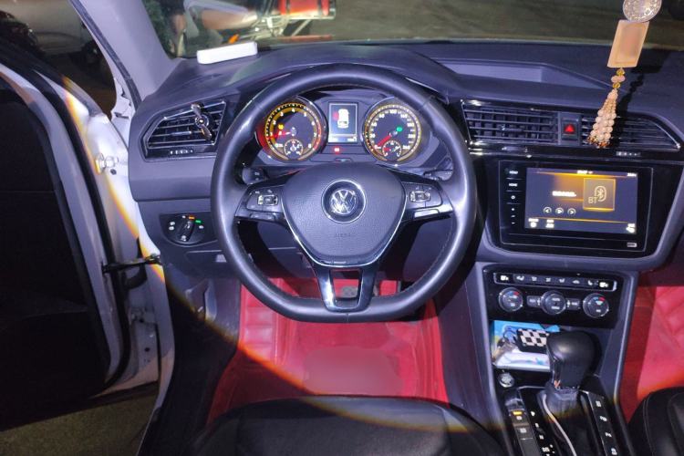 Used Volkswagen Tiguan L 2020 330TSI Automatic Two-Wheel Drive Smart Luxury Edition China VI Standard Steering Wheel