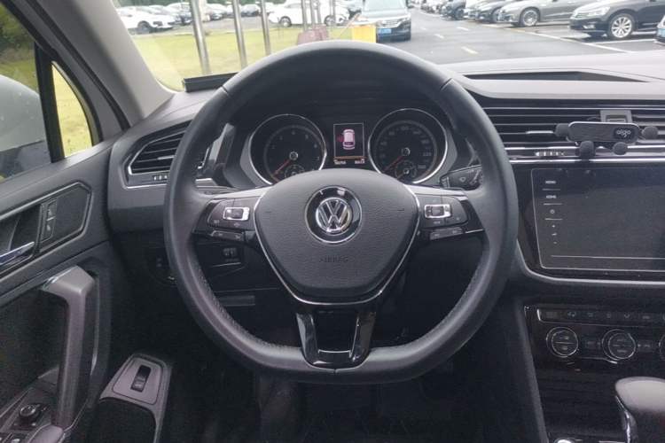 Used Volkswagen Tiguan L 2020 330TSI Automatic Two-Wheel Drive Smart Luxury Edition China VI Standard Steering Wheel