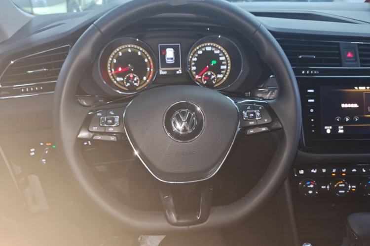 Used Volkswagen Tiguan L 2020 330TSI Automatic Two-Wheel Drive Smart Luxury Edition China VI Standard Steering Wheel