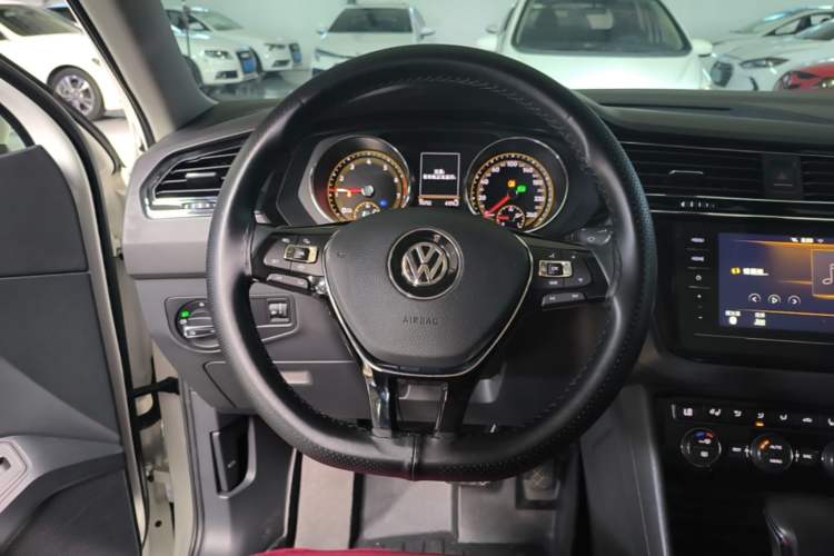 Used Volkswagen Tiguan L 2020 330TSI Automatic Two-Wheel Drive Smart Luxury Edition China VI Standard Steering Wheel