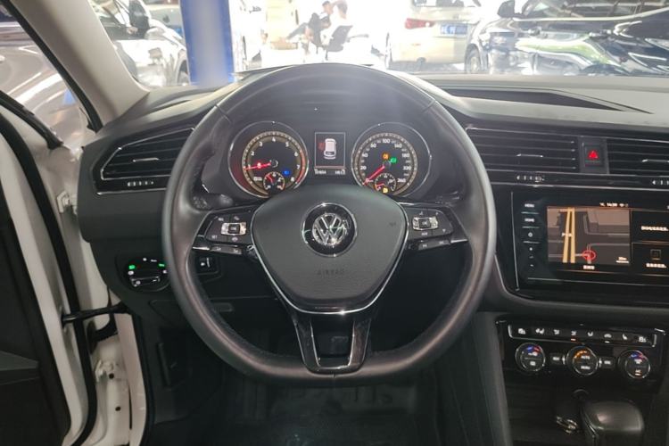 Used Volkswagen Tiguan L 2020 330TSI Automatic Two-Wheel Drive Smart Luxury Edition China VI Standard Steering Wheel