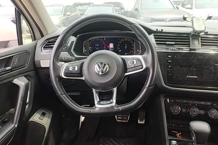 Used Volkswagen Tiguan L 2020 330TSI Automatic Two-Wheel Drive R-Line Flagship Version China VI Standard Steering Wheel