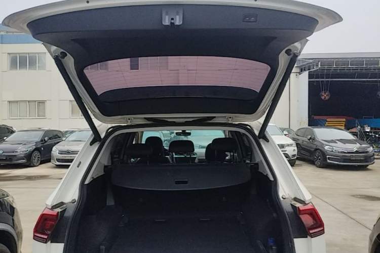 Used Volkswagen Tiguan L 2020 330TSI Automatic Two-Wheel Drive R-Line Flagship Version China VI Standard Trunk