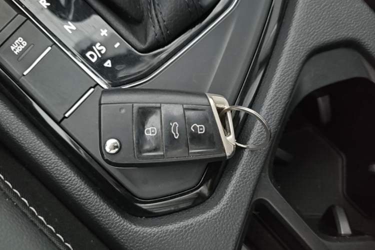 Used Volkswagen Tiguan L 2020 330TSI Automatic Two-Wheel Drive Smart Luxury Edition China VI Standard Vehicle Key