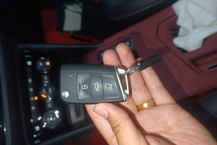 Used Volkswagen Tiguan L 2020 330TSI Automatic Two-Wheel Drive Panoramic Comfort Edition China VI Standard Vehicle Key
