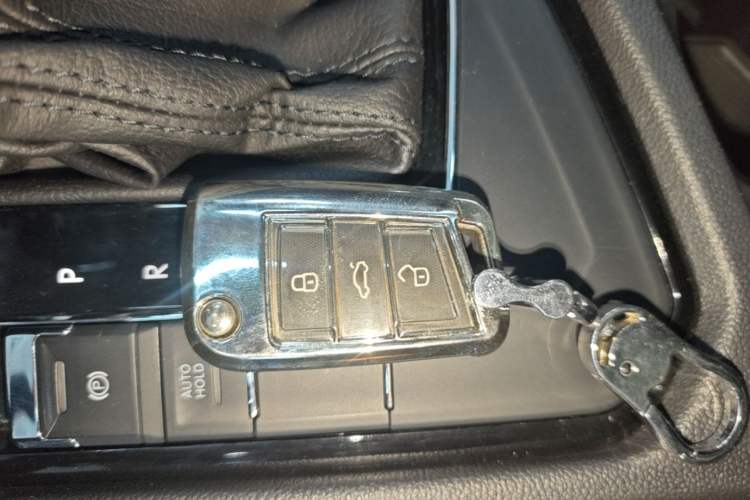 Used Volkswagen Tiguan L 2020 330TSI Automatic Two-Wheel Drive Panoramic Comfort Edition China VI Standard Vehicle Key